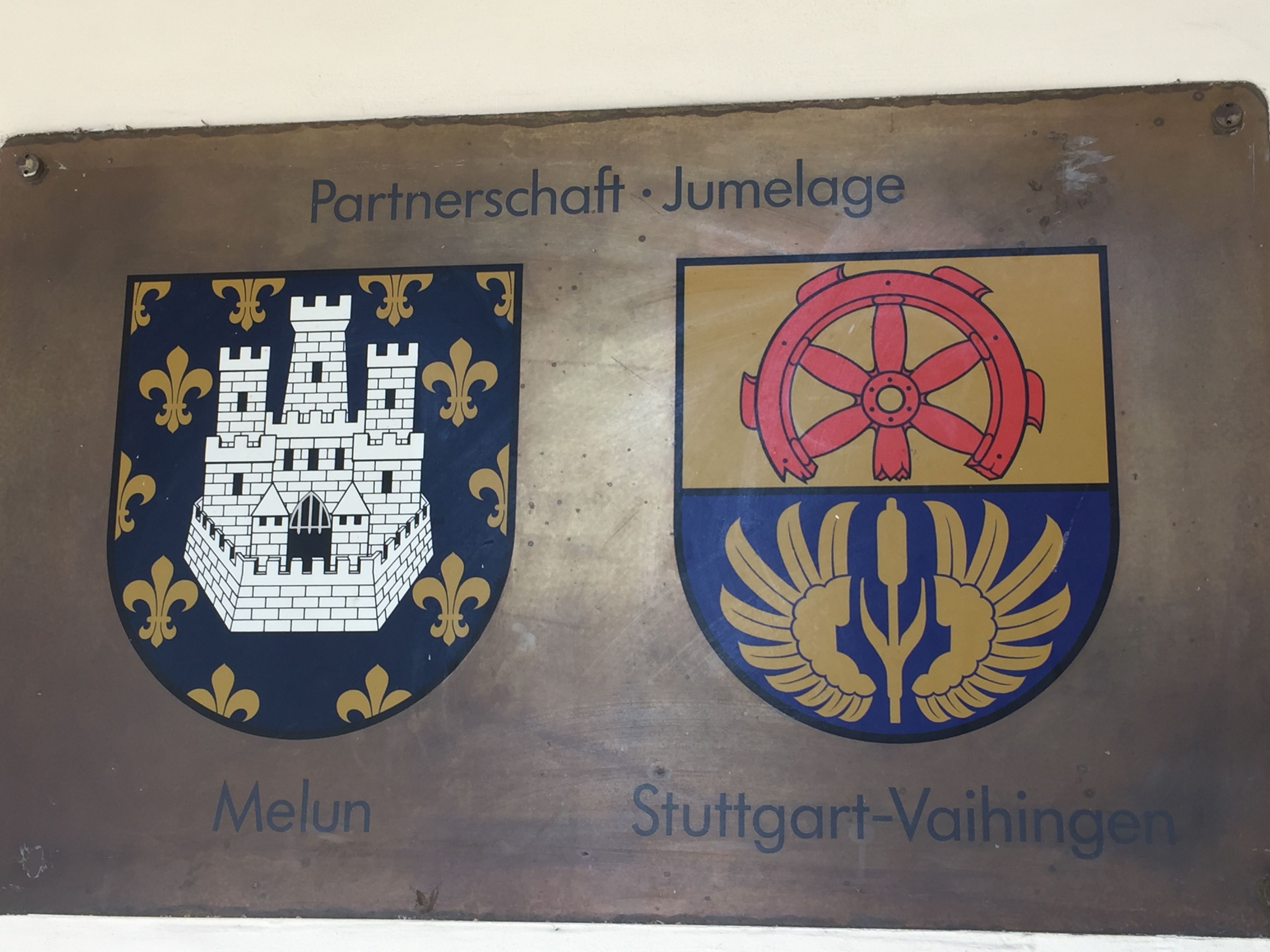 Plaque de présentation des écussons des villes de Melun de Stuttgart-Vaihingen